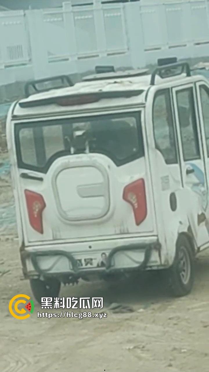 大爷老头乐三蹦子车震操大妈,1分钟干翻大妈让人爽整天,大姐裤子一提骑电驴,满脸淫笑回家做饭!