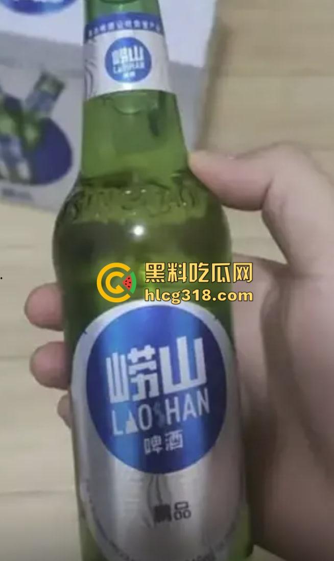 崂山女子玩真心话大冒险,啤酒瓶当场塞逼骚穴插到湿透,崂山啤酒成新玩具,崂山啤酒原来还能这样用!