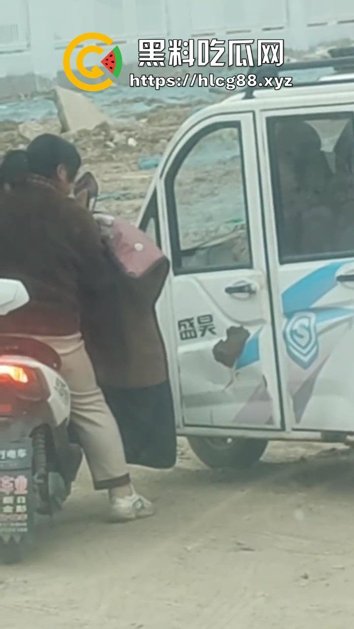 大爷老头乐三蹦子车震操大妈,1分钟干翻大妈让人爽整天,大姐裤子一提骑电驴,满脸淫笑回家做饭!