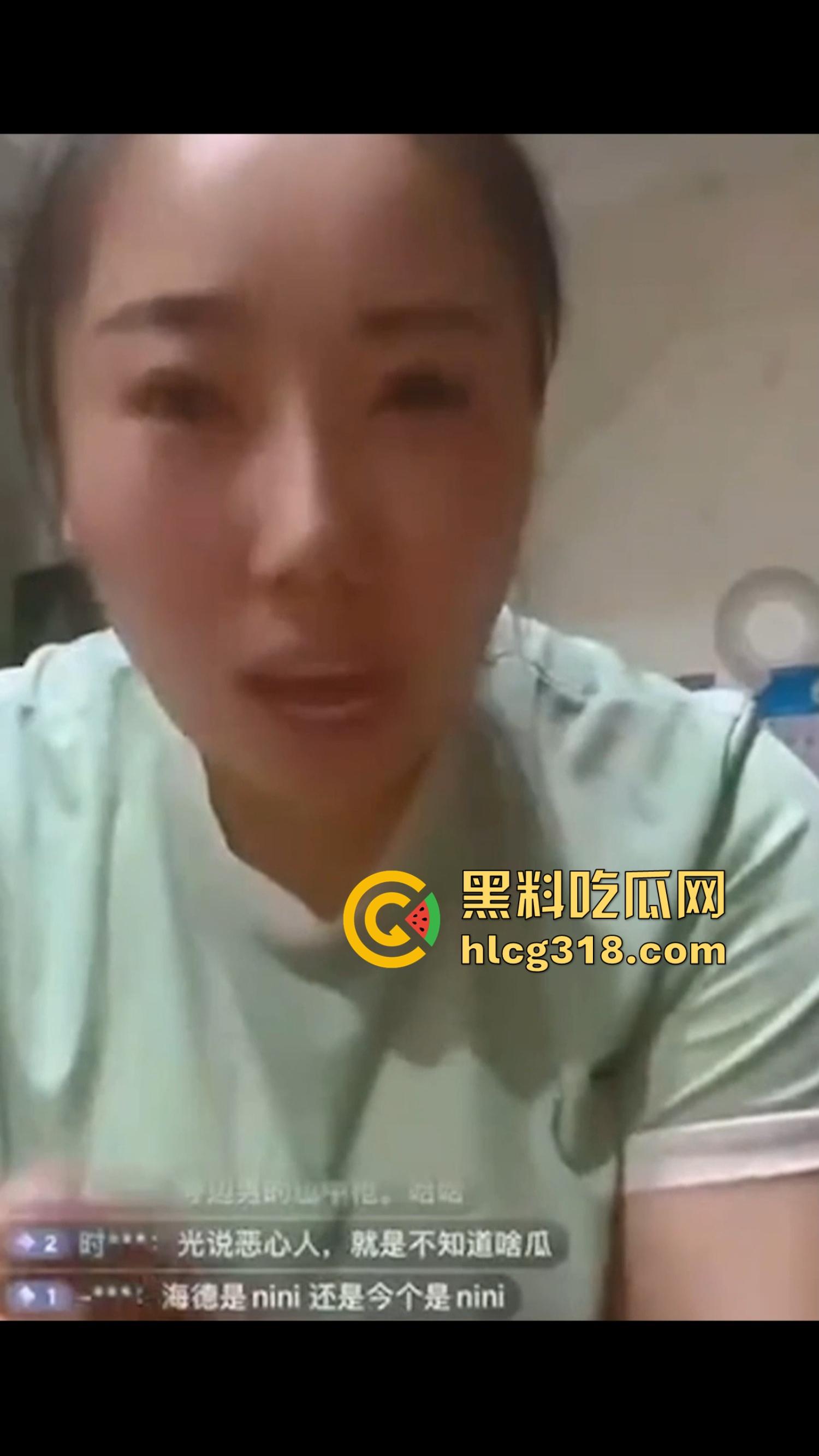 崂山女子玩真心话大冒险,啤酒瓶当场塞逼骚穴插到湿透,崂山啤酒成新玩具,崂山啤酒原来还能这样用!