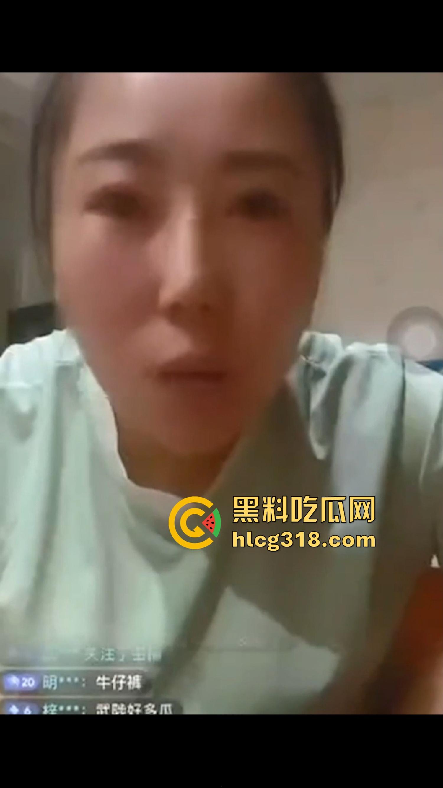 崂山女子玩真心话大冒险,啤酒瓶当场塞逼骚穴插到湿透,崂山啤酒成新玩具,崂山啤酒原来还能这样用!