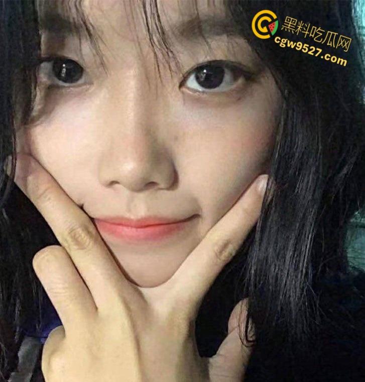 广州大学眼镜妹【吴萌】，被男友调教得乖巧听话，跪地口交后入爆操，眼镜妹玩反差都一套一套的！