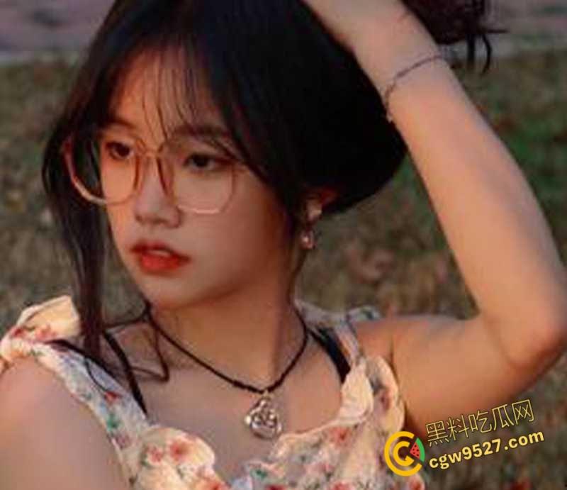 广州大学眼镜妹【吴萌】,被男友调教得乖巧听话,跪地口交后入爆操,眼镜妹玩反差都一套一套的!