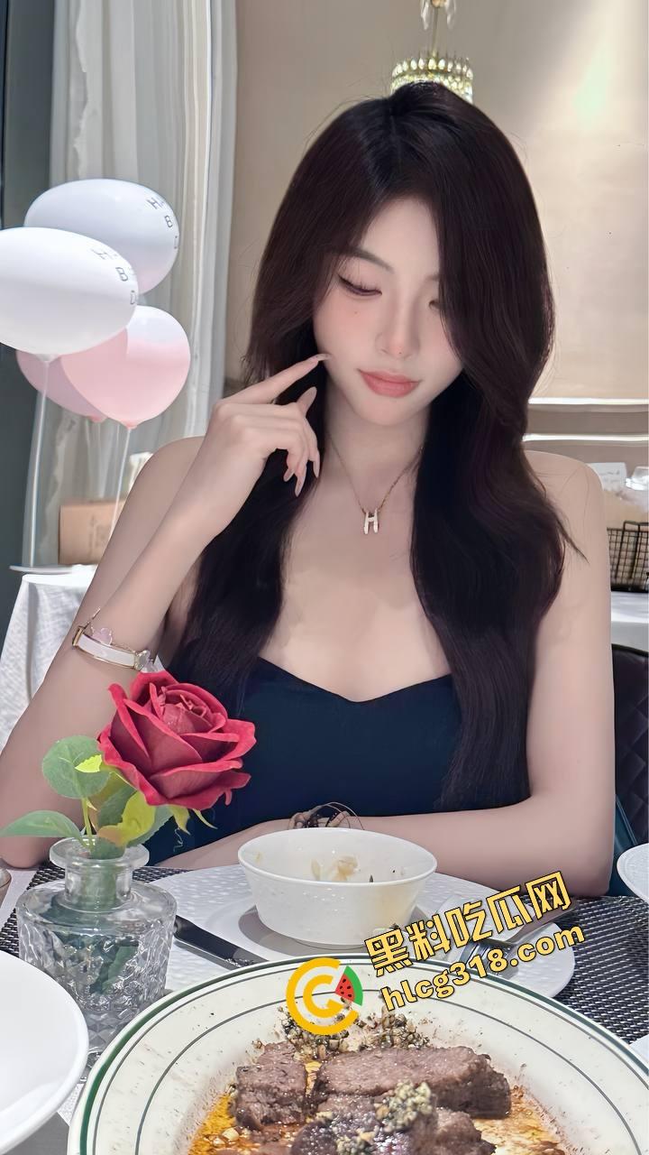 800块摸逼唱歌打炮一条龙,徐州KTV小姐笑嘻嘻进厕所夹着精出来,厕所快餐速战速决真划算!