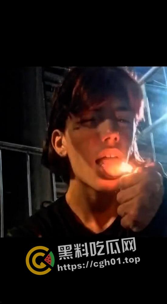 外网疯传!美国网红男娘被霸凌 带枪枪毙霸凌者 果然自由美利坚 枪战每一天