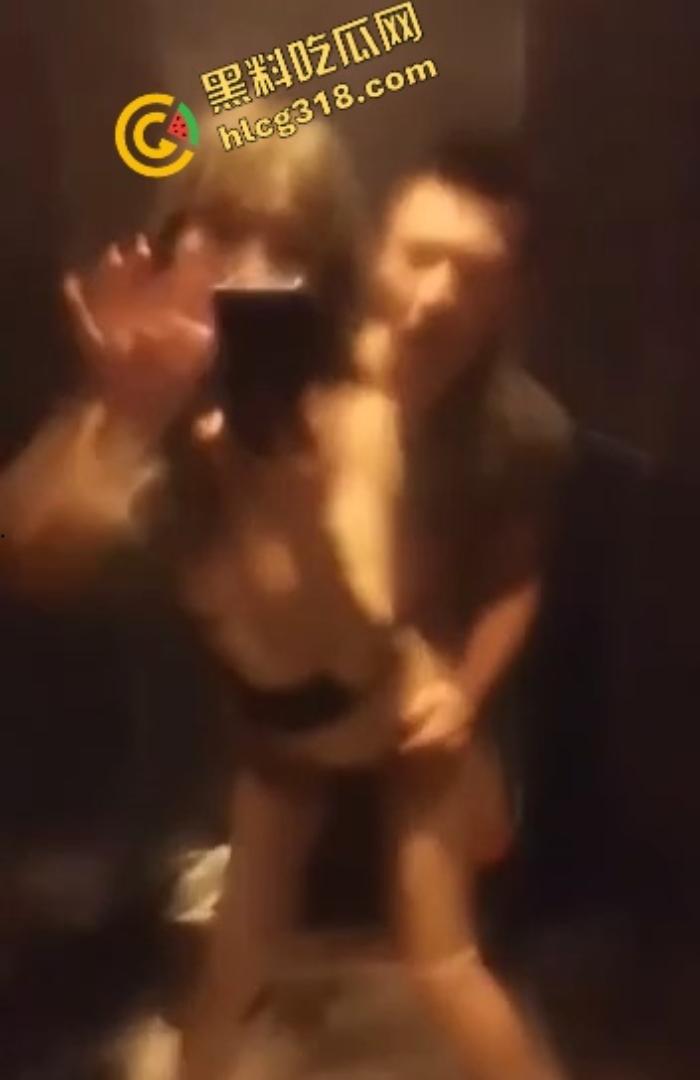 800块摸逼唱歌打炮一条龙,徐州KTV小姐笑嘻嘻进厕所夹着精出来,厕所快餐速战速决真划算!