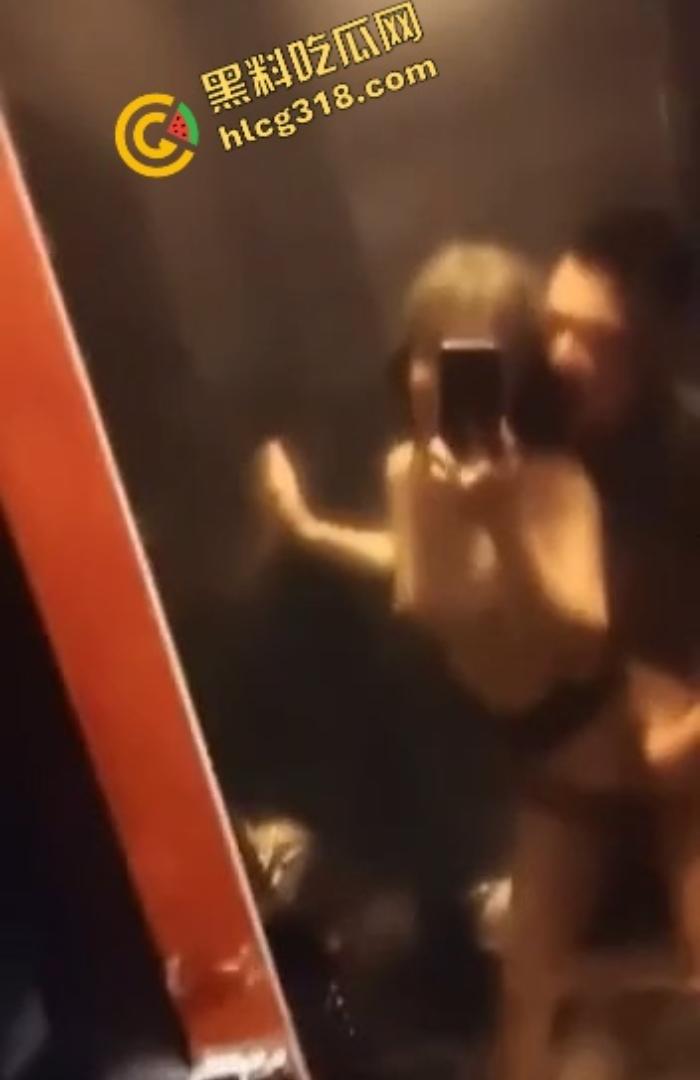 800块摸逼唱歌打炮一条龙,徐州KTV小姐笑嘻嘻进厕所夹着精出来,厕所快餐速战速决真划算!