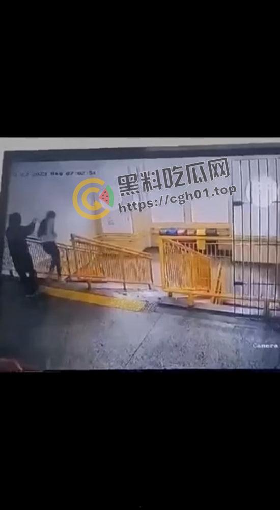 外网疯传!美国网红男娘被霸凌 带枪枪毙霸凌者 果然自由美利坚 枪战每一天