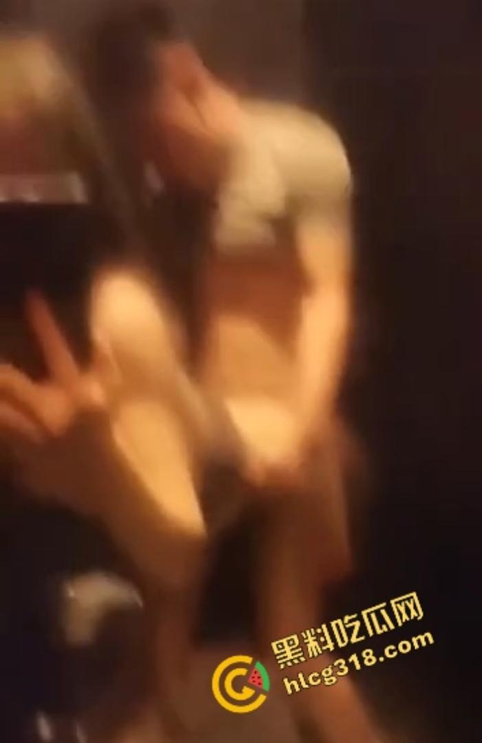800块摸逼唱歌打炮一条龙,徐州KTV小姐笑嘻嘻进厕所夹着精出来,厕所快餐速战速决真划算!