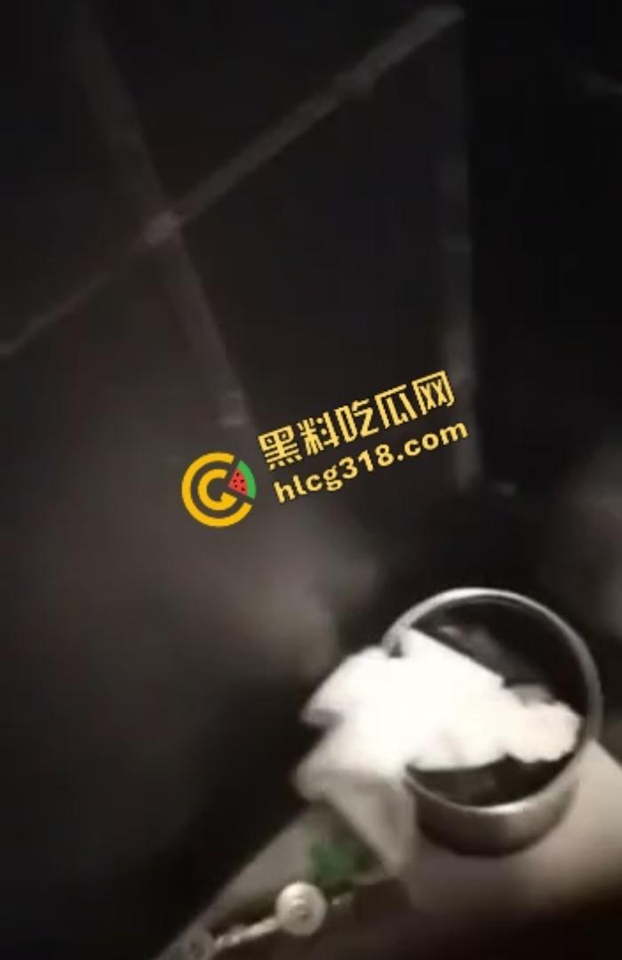 800块摸逼唱歌打炮一条龙,徐州KTV小姐笑嘻嘻进厕所夹着精出来,厕所快餐速战速决真划算!