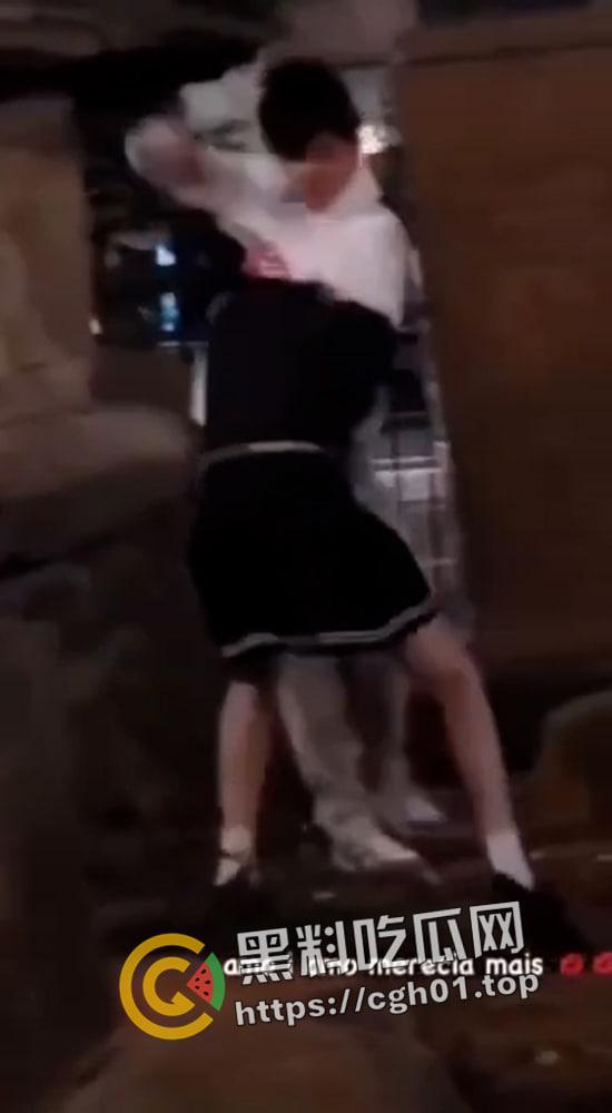 外网疯传!美国网红男娘被霸凌 带枪枪毙霸凌者 果然自由美利坚 枪战每一天