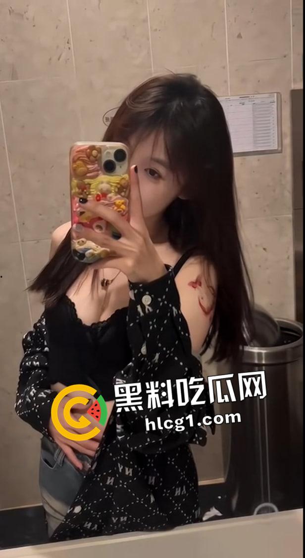 上海交通大学下海女大学生 淫纹身上纹 臭母狗本人 出租屋接待被拍视频流出