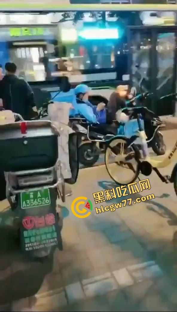 惠州【夏娜】公交站台露出，当众玩到潮喷一地水，这胆也太肥了，不怕被拖去精神病院吗？