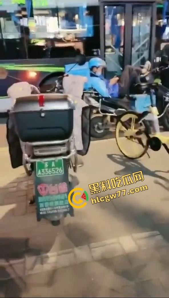 惠州【夏娜】公交站台露出,当众玩到潮喷一地水,这胆也太肥了,不怕被拖去精神病院吗?