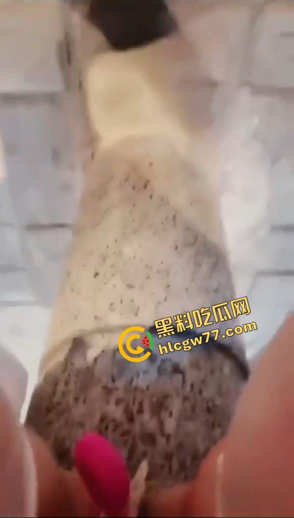 惠州【夏娜】公交站台露出,当众玩到潮喷一地水,这胆也太肥了,不怕被拖去精神病院吗?