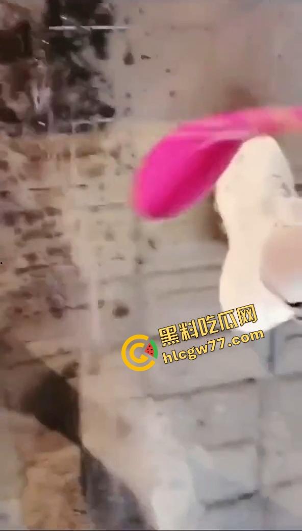 惠州【夏娜】公交站台露出,当众玩到潮喷一地水,这胆也太肥了,不怕被拖去精神病院吗?