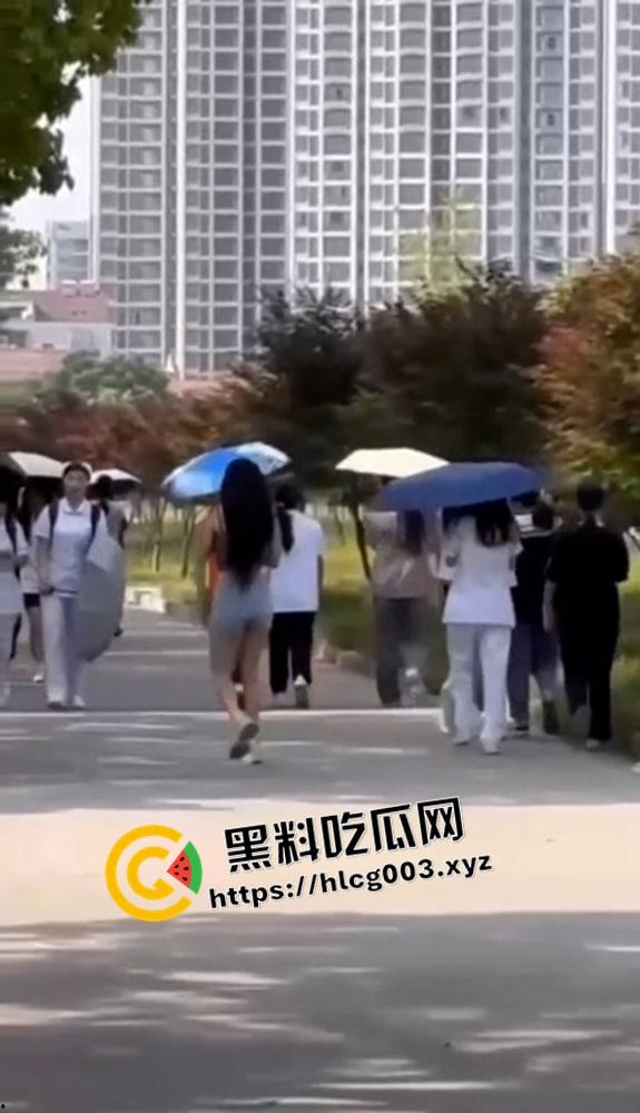裸女校园裸奔最全视角 被渣男骗钱精神失常 学校里撒泼打滚脱衣服 还是个纹身小太妹