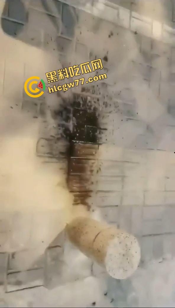 惠州【夏娜】公交站台露出,当众玩到潮喷一地水,这胆也太肥了,不怕被拖去精神病院吗?