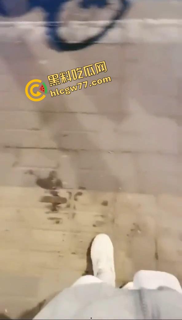 惠州【夏娜】公交站台露出,当众玩到潮喷一地水,这胆也太肥了,不怕被拖去精神病院吗?