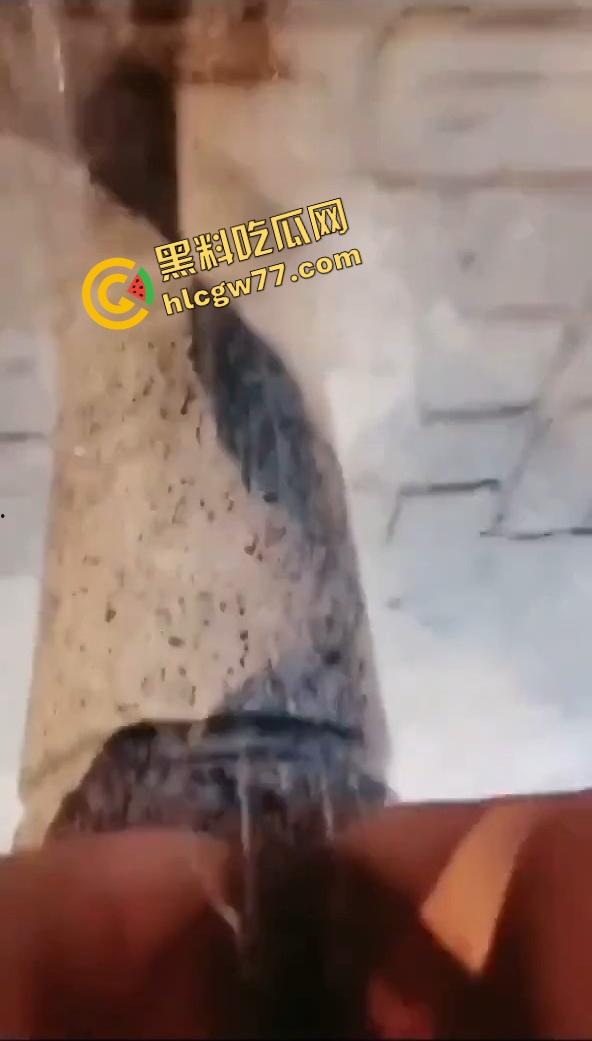 惠州【夏娜】公交站台露出,当众玩到潮喷一地水,这胆也太肥了,不怕被拖去精神病院吗?