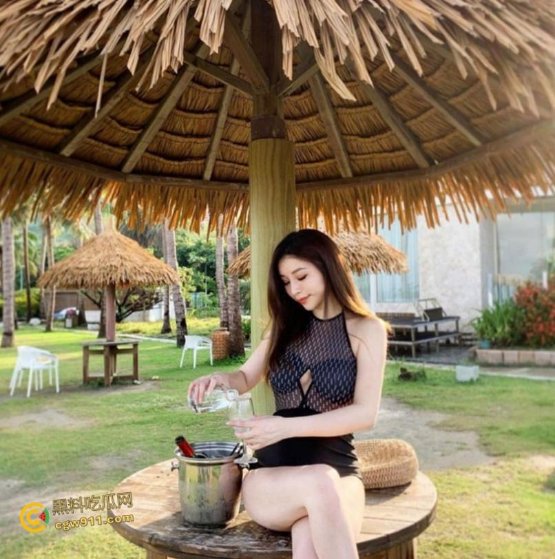 温州万达集团白领【萧淋淋】,被约炮大神忽悠调教,主动在车上口爆吞精,带回酒店无套爆操!