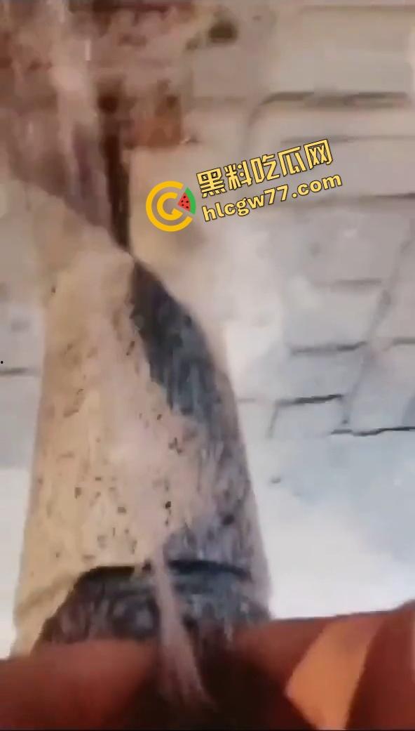 惠州【夏娜】公交站台露出,当众玩到潮喷一地水,这胆也太肥了,不怕被拖去精神病院吗?