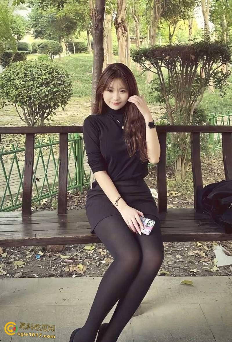 上海高颜值外围【郑亚馨】5万包夜卖身金主，高端会所群P淫片曝光，露脸群交被三男颜射！