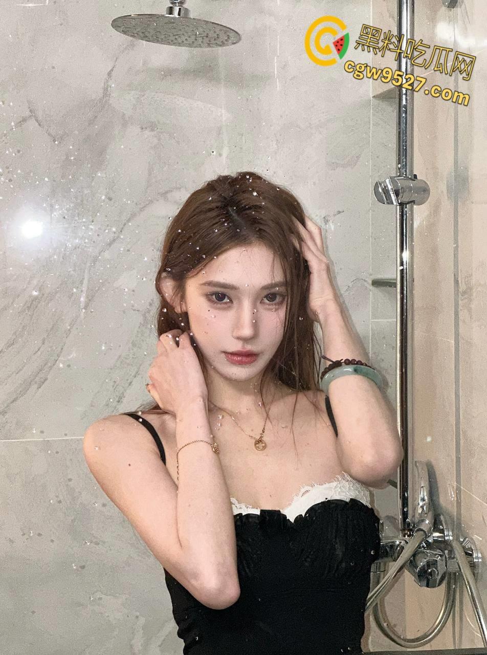 商场逛小吃街,妹妹野外尿尿露出雪白翘臀,勾引哥哥一起去小树林,狂舔骚逼后入爆操,激情内射 !