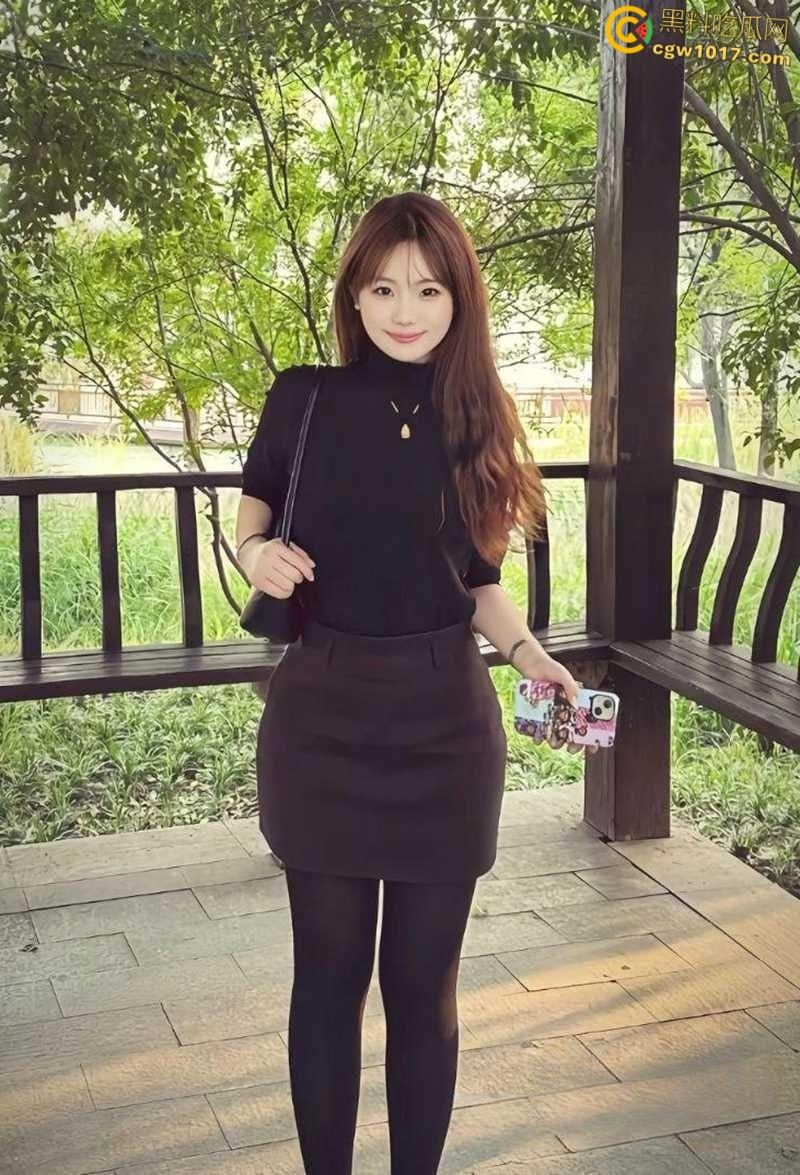 上海高颜值外围【郑亚馨】5万包夜卖身金主,高端会所群P淫片曝光,露脸群交被三男颜射!