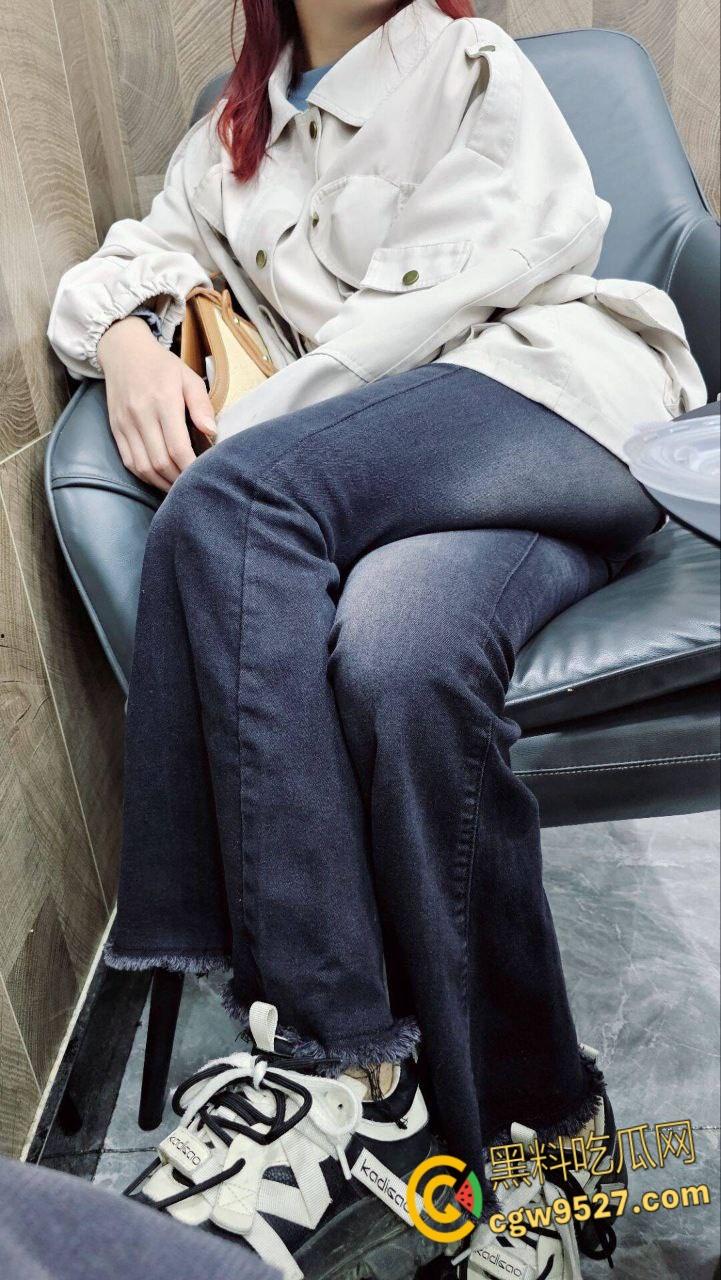 商场逛小吃街,妹妹野外尿尿露出雪白翘臀,勾引哥哥一起去小树林,狂舔骚逼后入爆操,激情内射 !