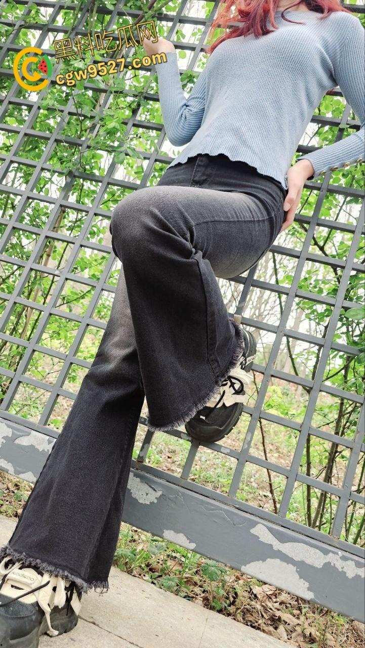 商场逛小吃街,妹妹野外尿尿露出雪白翘臀,勾引哥哥一起去小树林,狂舔骚逼后入爆操,激情内射 !