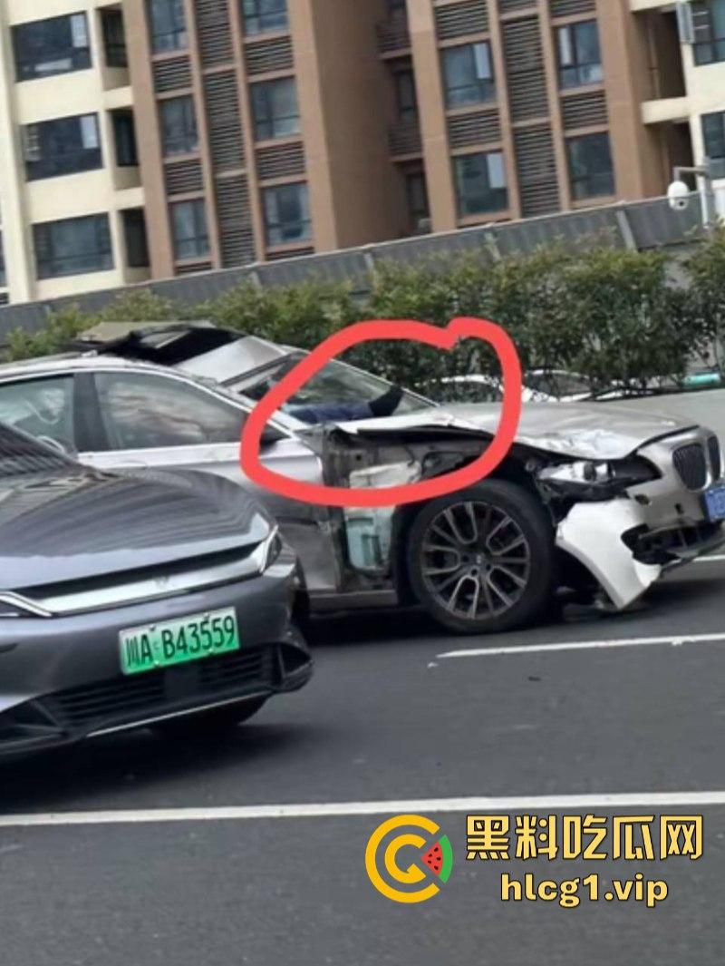 重口慎入!成都金丰高架发生一起惨烈车祸 货拉拉司机身体零件散落一地!