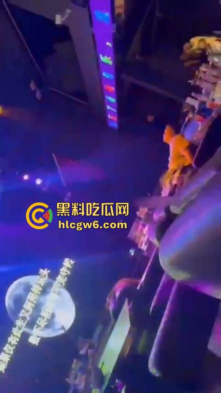 滑县音乐餐厅上演大型咽棒现场,大哥悠闲躺平 骚女当众舔肉棒舔到情深深,保安看不下去强制清场!