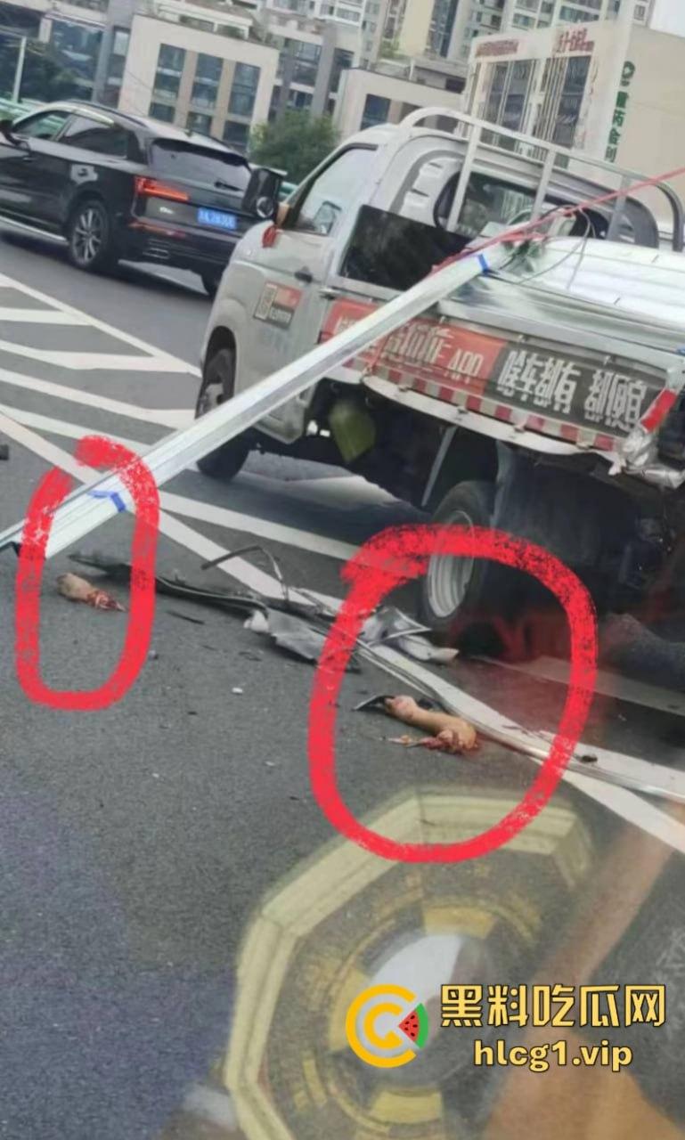 重口慎入!成都金丰高架发生一起惨烈车祸 货拉拉司机身体零件散落一地!