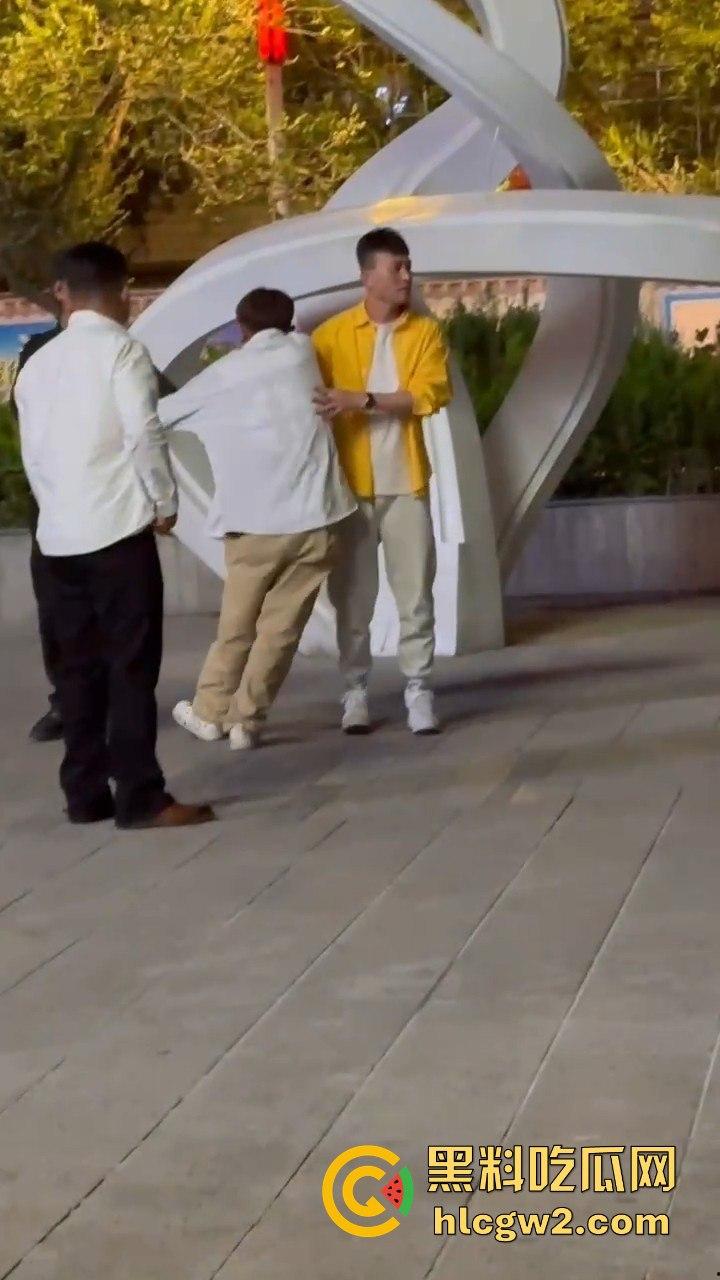 精神小妹怒怼TS小姐姐 黑丝猛女爆发干架场面失控!保安连拉都拉不住,绝对劲爆现场!