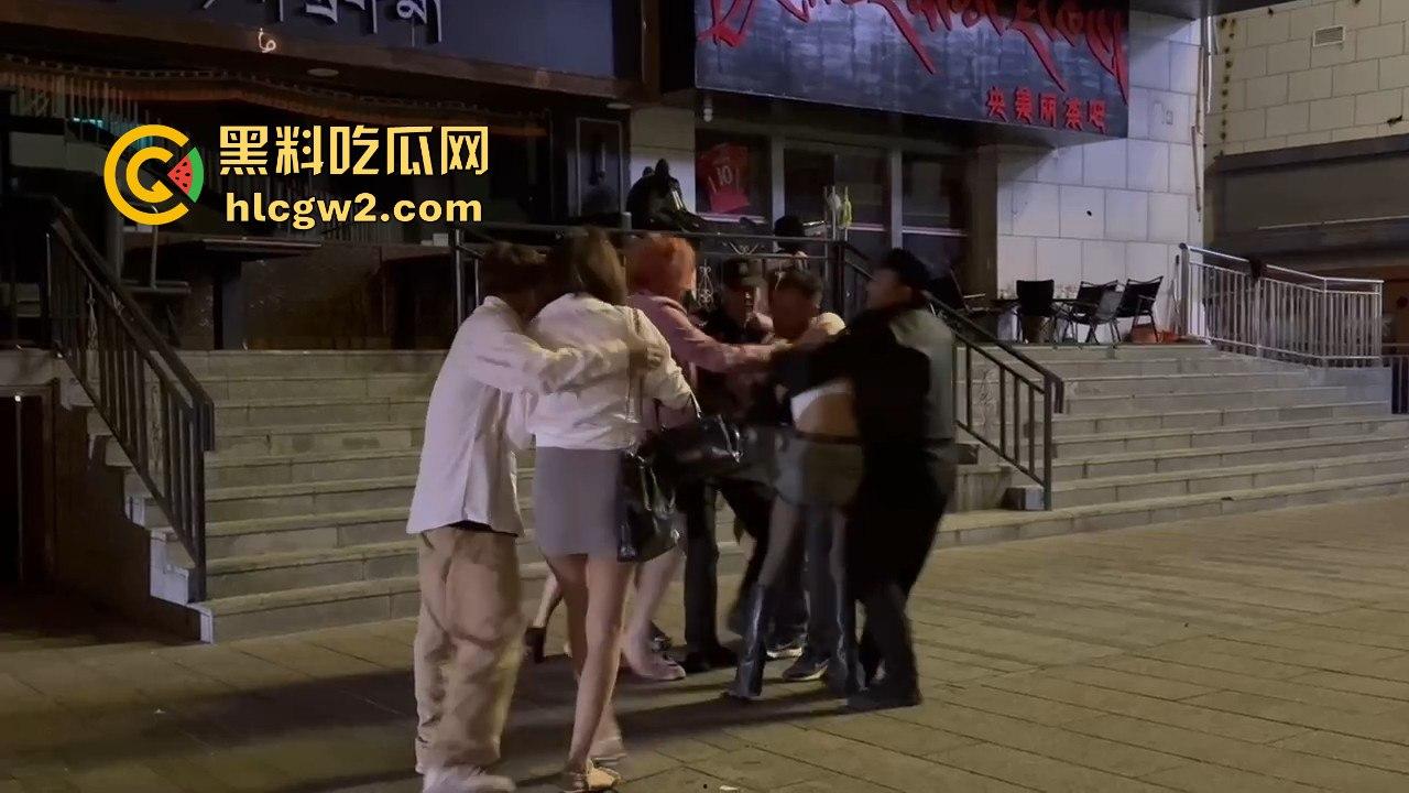 精神小妹怒怼TS小姐姐 黑丝猛女爆发干架场面失控!保安连拉都拉不住,绝对劲爆现场!