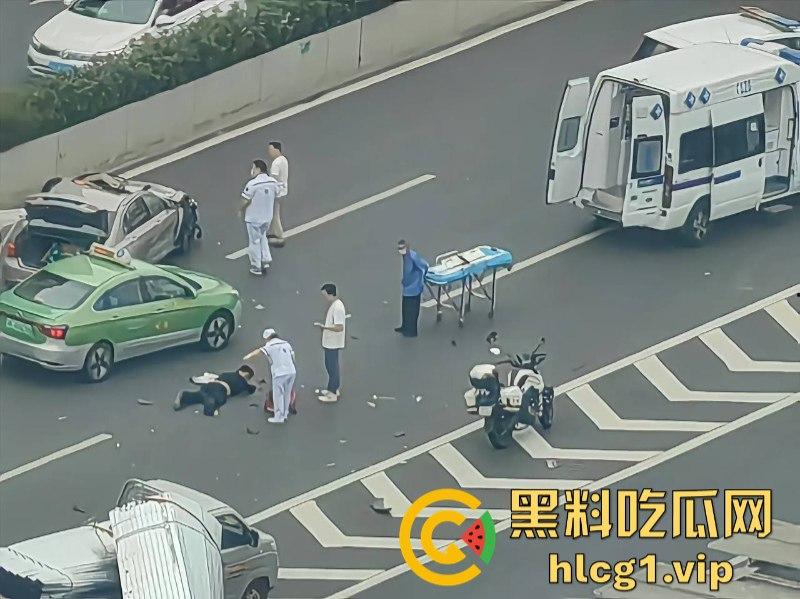 重口慎入!成都金丰高架发生一起惨烈车祸 货拉拉司机身体零件散落一地!