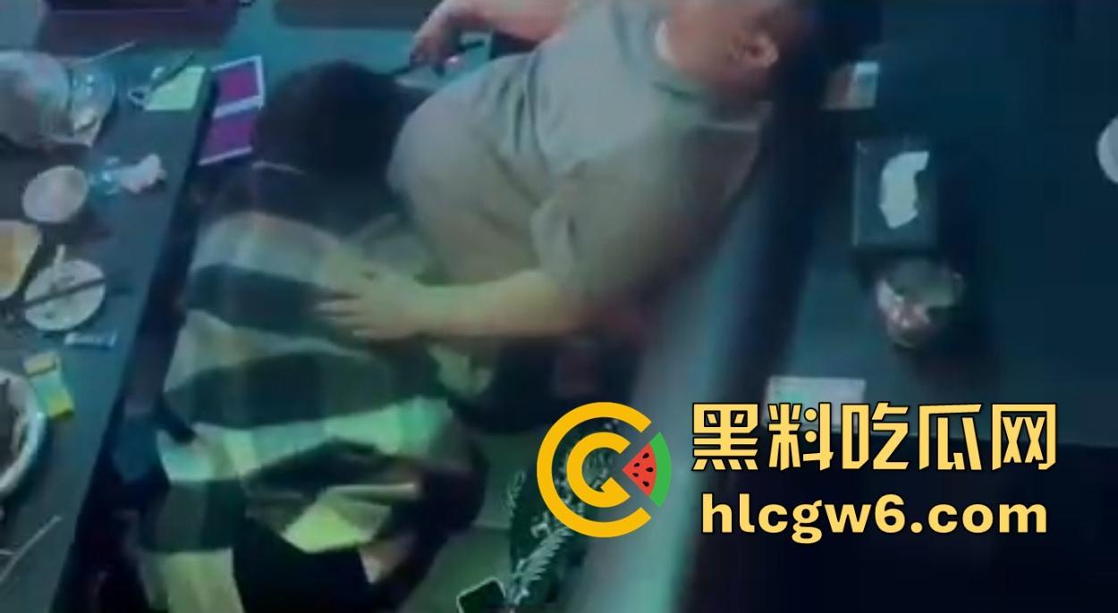 滑县音乐餐厅上演大型咽棒现场,大哥悠闲躺平 骚女当众舔肉棒舔到情深深,保安看不下去强制清场!