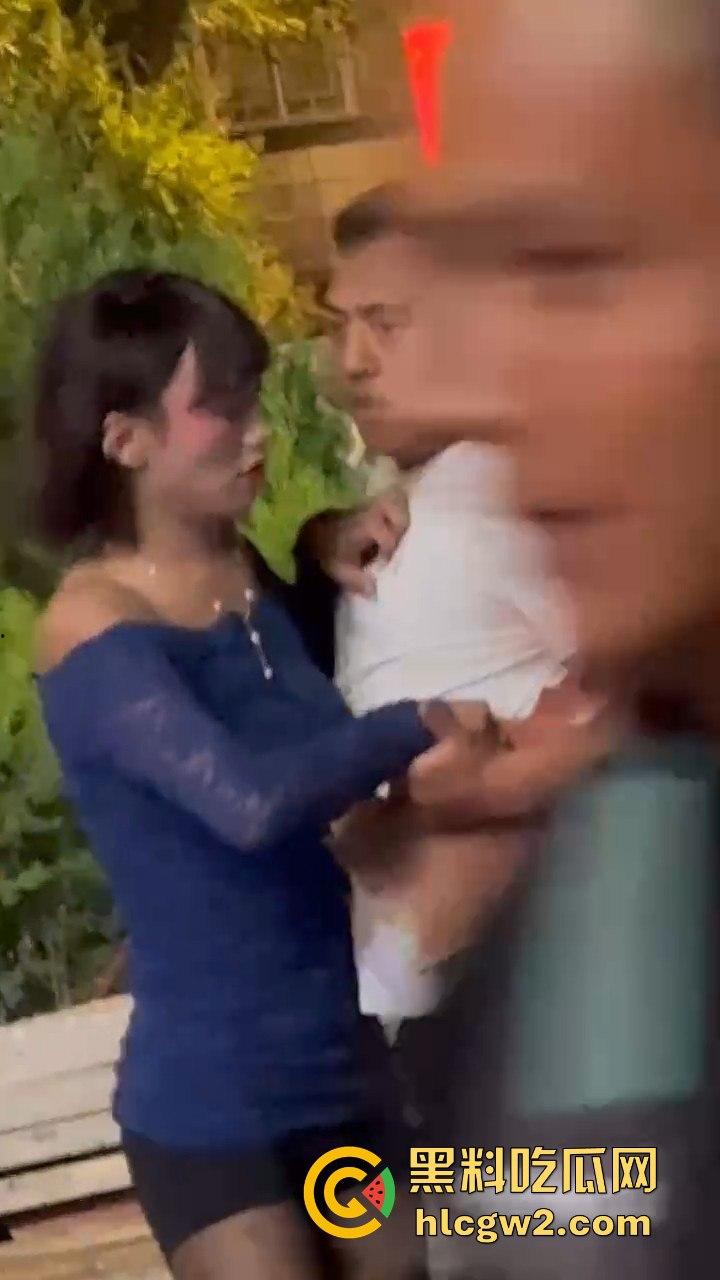 精神小妹怒怼TS小姐姐 黑丝猛女爆发干架场面失控!保安连拉都拉不住,绝对劲爆现场!