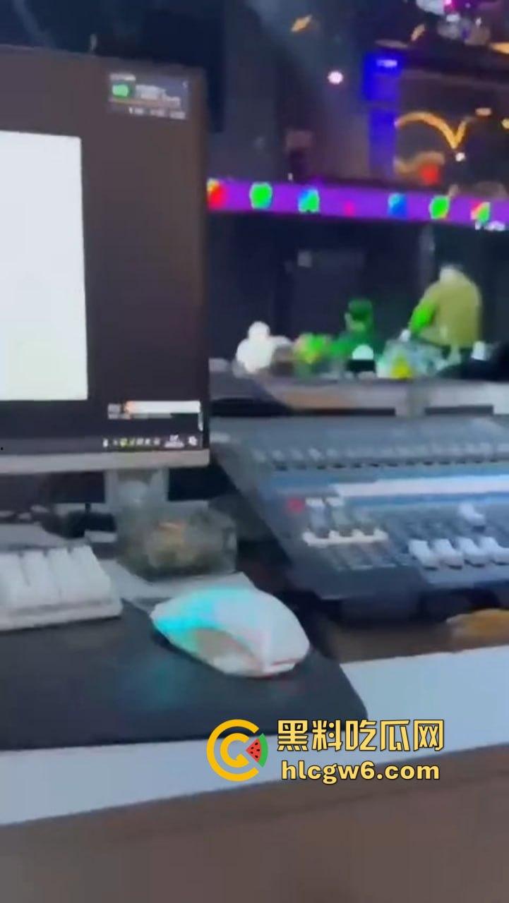 滑县音乐餐厅上演大型咽棒现场,大哥悠闲躺平 骚女当众舔肉棒舔到情深深,保安看不下去强制清场!