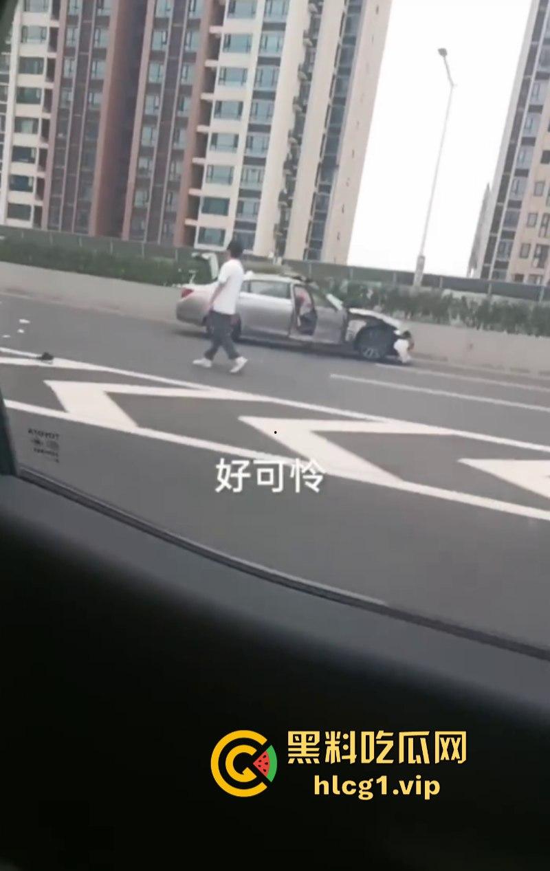重口慎入!成都金丰高架发生一起惨烈车祸 货拉拉司机身体零件散落一地!