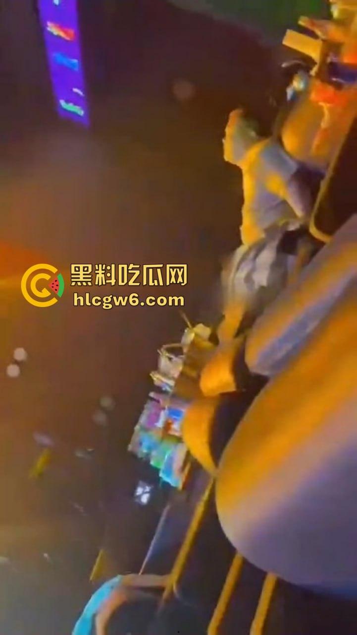 滑县音乐餐厅上演大型咽棒现场,大哥悠闲躺平 骚女当众舔肉棒舔到情深深,保安看不下去强制清场!
