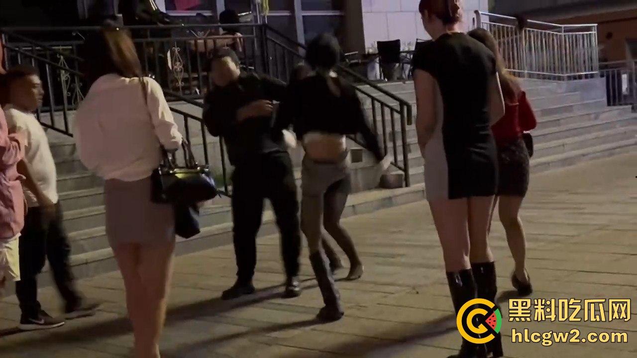 精神小妹怒怼TS小姐姐 黑丝猛女爆发干架场面失控!保安连拉都拉不住,绝对劲爆现场!