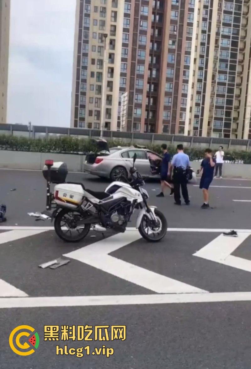 重口慎入!成都金丰高架发生一起惨烈车祸 货拉拉司机身体零件散落一地!