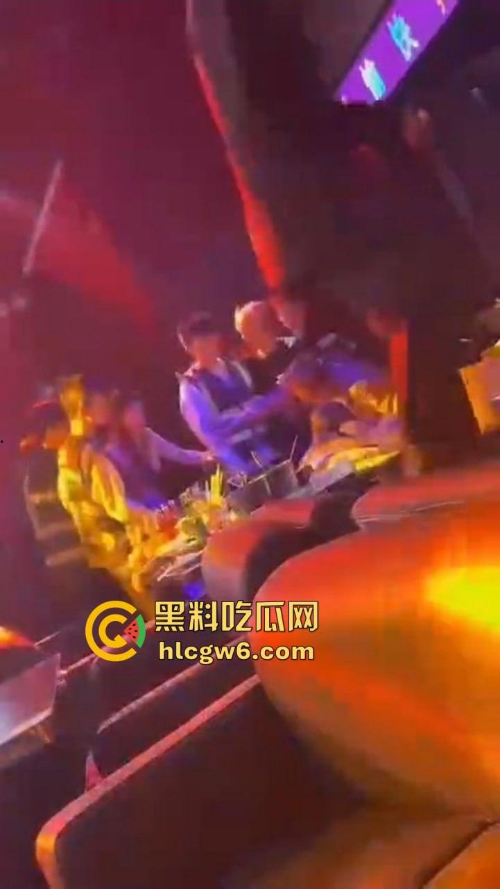滑县音乐餐厅上演大型咽棒现场,大哥悠闲躺平 骚女当众舔肉棒舔到情深深,保安看不下去强制清场!