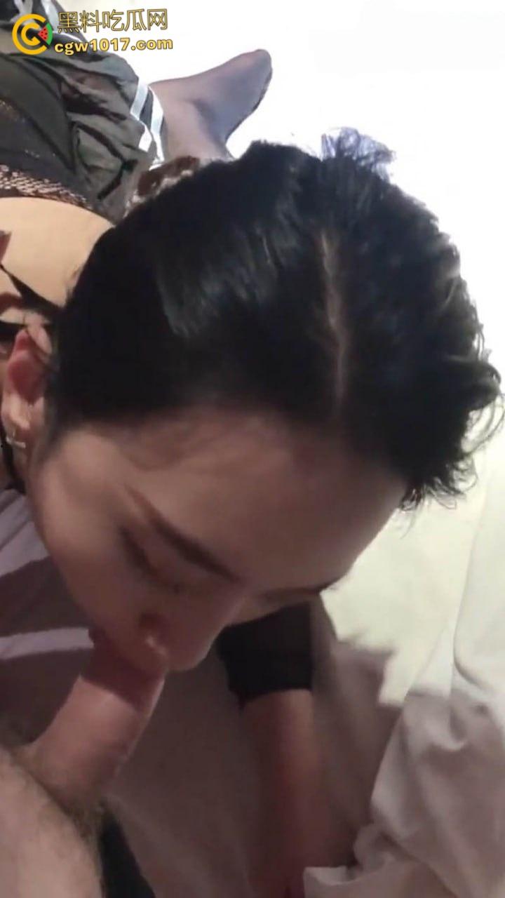 哈尔滨小母狗【黄诗涵】,穿着情趣黑丝露脸口交,抠逼舔穴满脸享受,高潮失禁潮喷不断,淫叫声超动听!