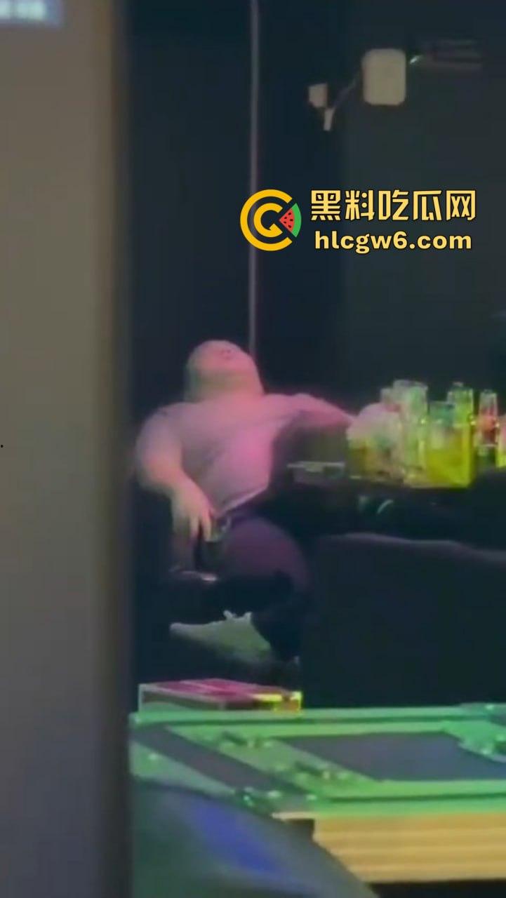 滑县音乐餐厅上演大型咽棒现场,大哥悠闲躺平 骚女当众舔肉棒舔到情深深,保安看不下去强制清场!