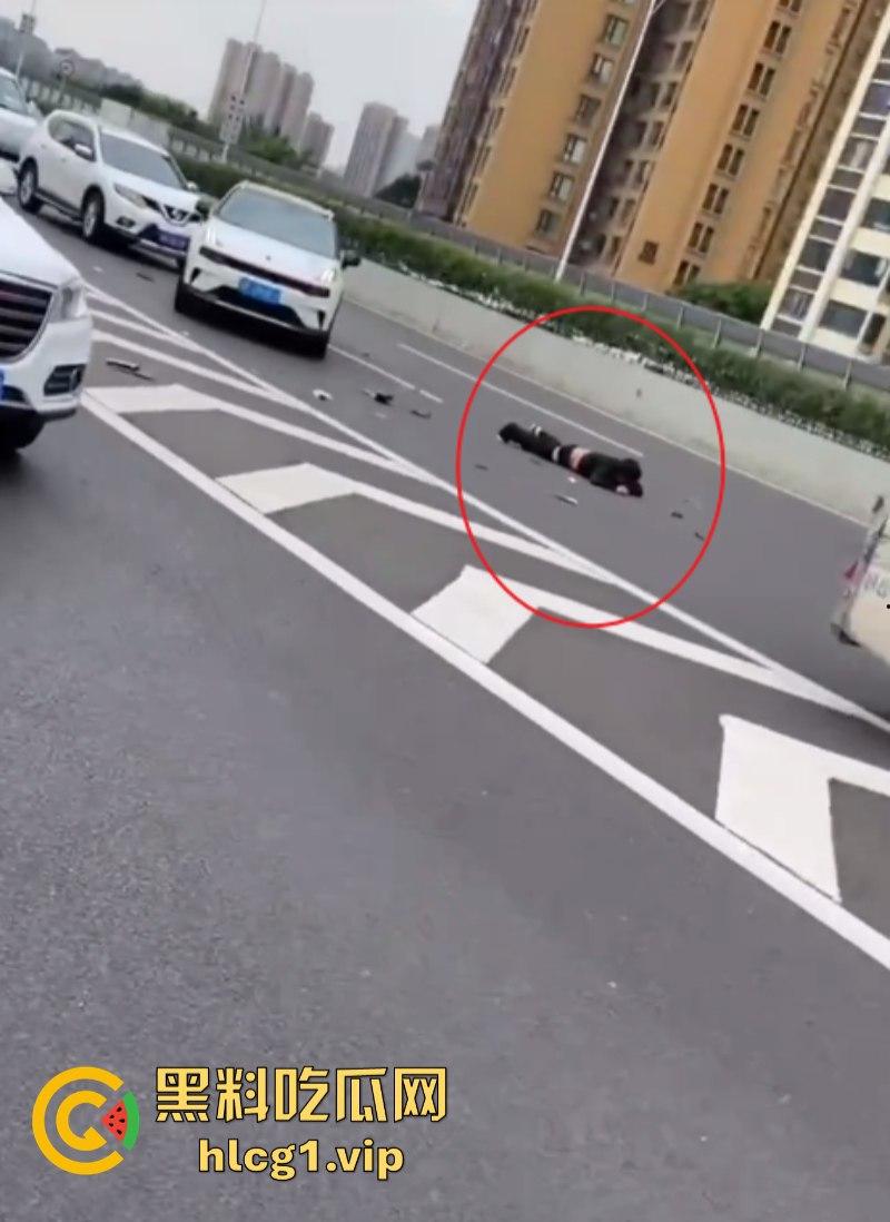 重口慎入!成都金丰高架发生一起惨烈车祸 货拉拉司机身体零件散落一地!