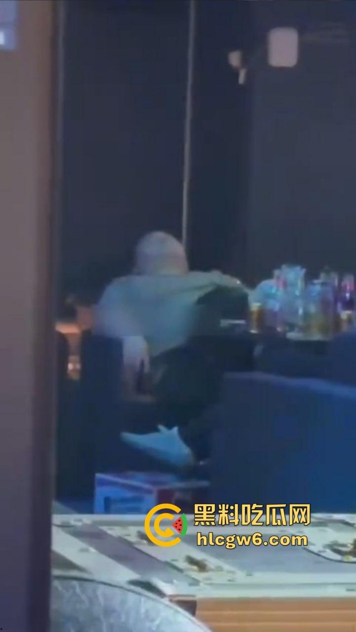 滑县音乐餐厅上演大型咽棒现场,大哥悠闲躺平 骚女当众舔肉棒舔到情深深,保安看不下去强制清场!