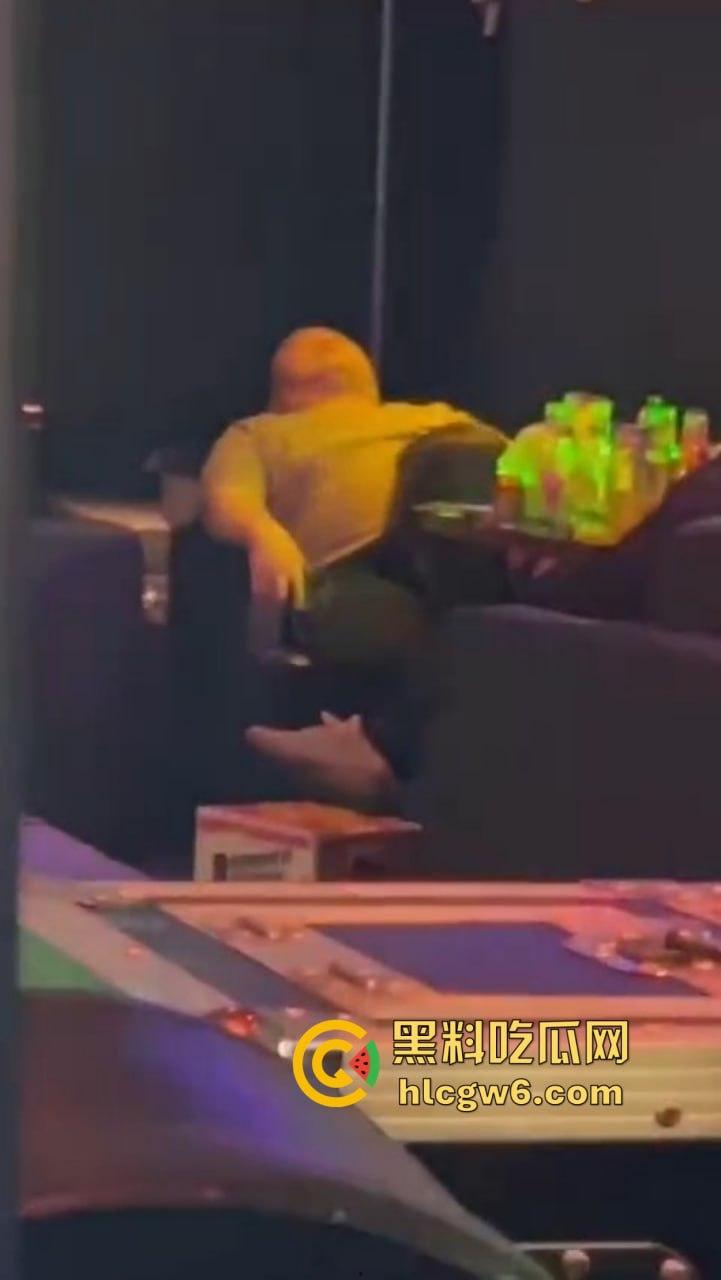 滑县音乐餐厅上演大型咽棒现场,大哥悠闲躺平 骚女当众舔肉棒舔到情深深,保安看不下去强制清场!